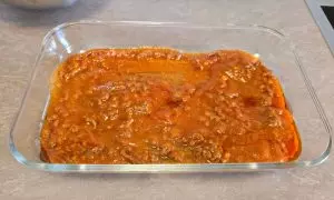 pirofila con sugo sul fondo