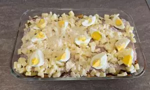 strato di caciocavallo grattugiato e uova sode a pezzi