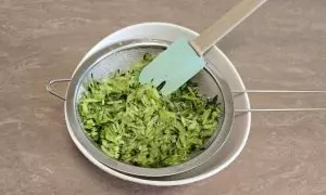 cetriolo grattugiato nel colino per togliere l'acqua in eccesso