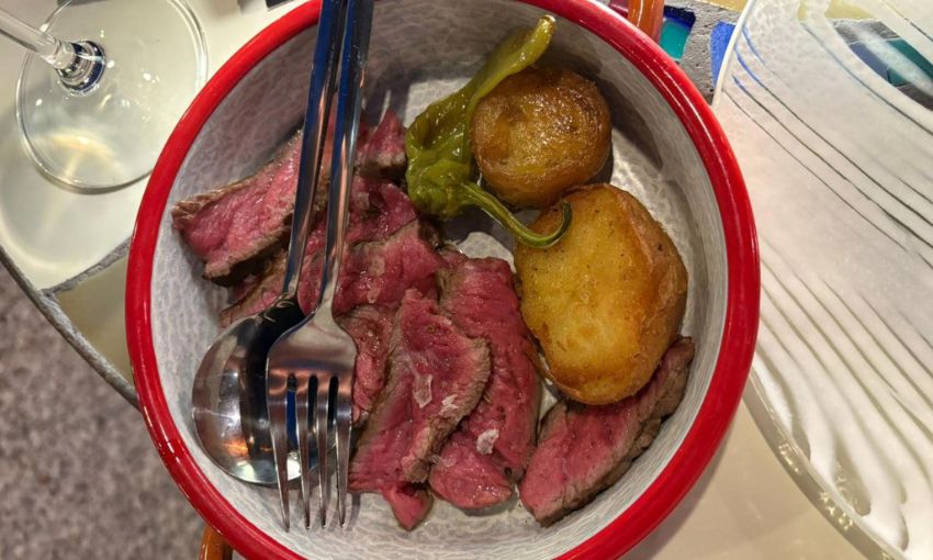 vacca vecchia alla brace, patate al forno e friggitelli