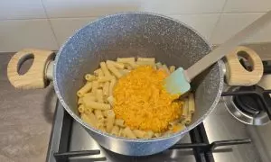 pasta condita con il pesto alla trapanese