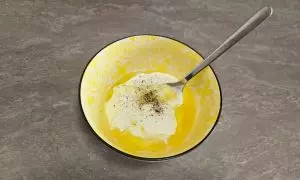 salsa yogurt, olio, sale e aneto