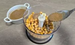 ceci nel mixer con tutti gli altri condimenti