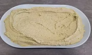 hummus alla menta nel vassoio