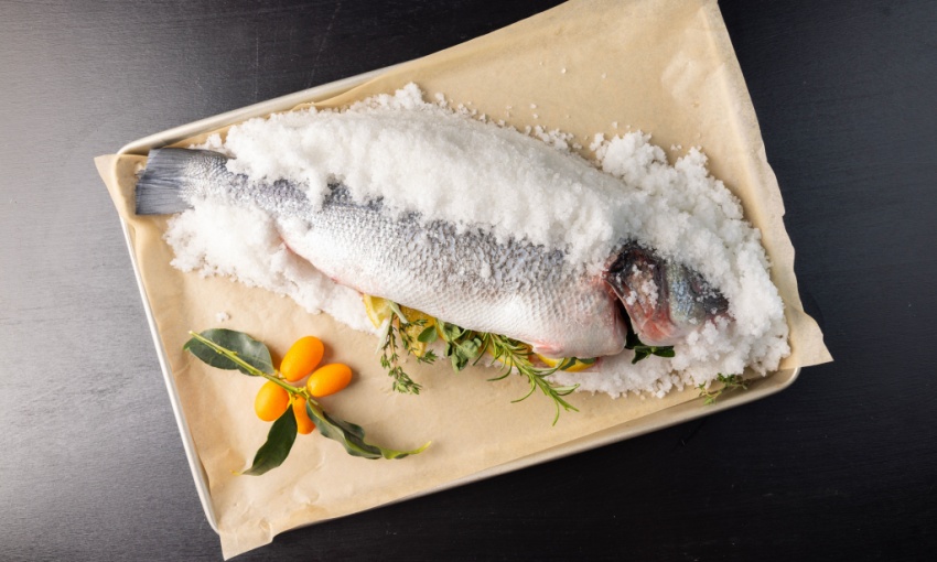 branzino crudo ricoperto di sale