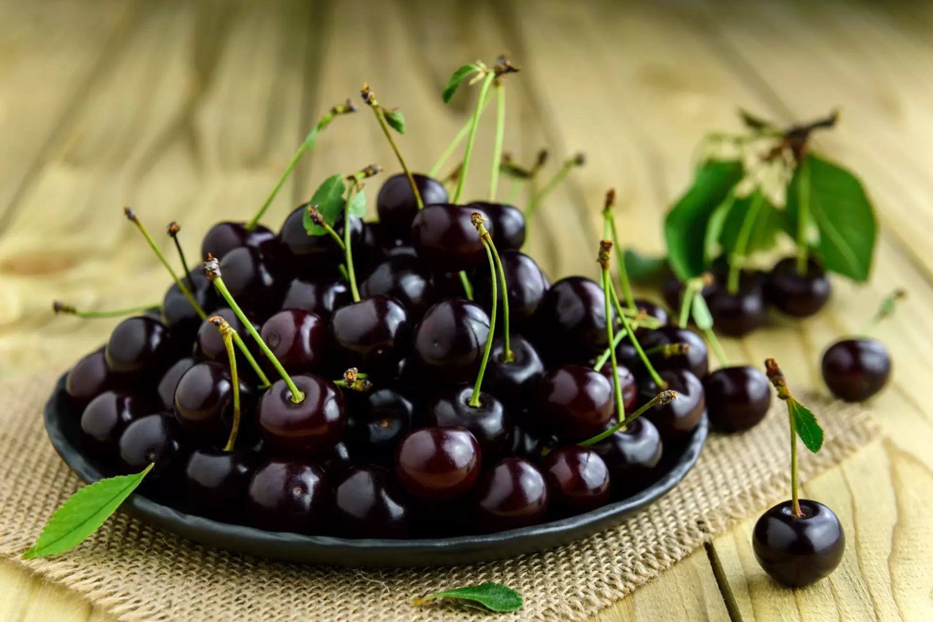 piatto di ciliegie