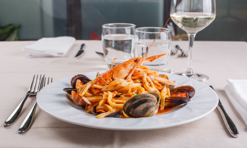 pasta con scampi e frutti di mare