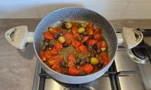 olive in padella con i pomodorini