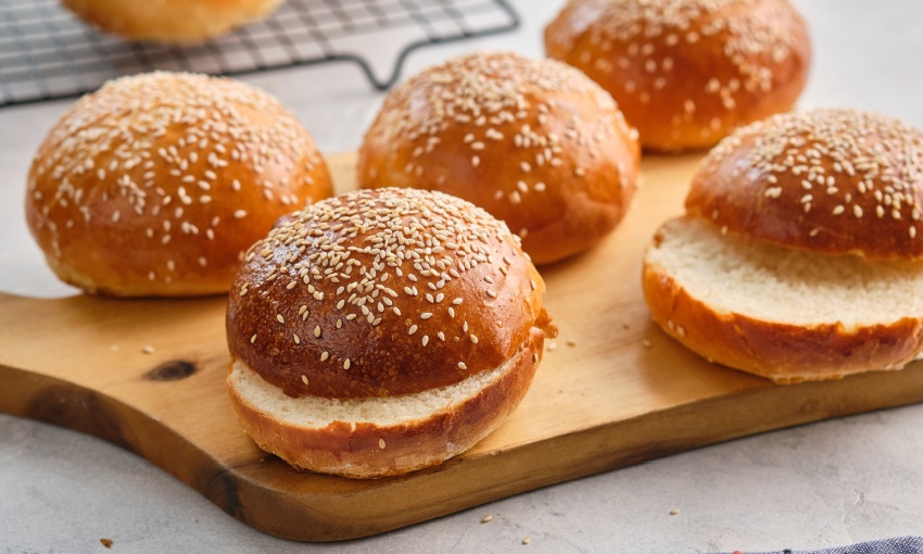 bun tagliati a metà pronti per essere farciti