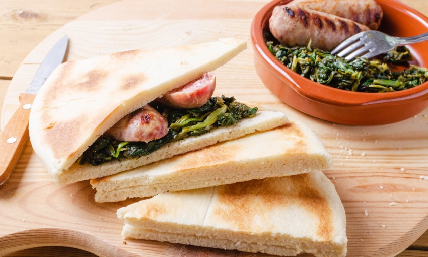 torta al testo con salsiccia e verdure