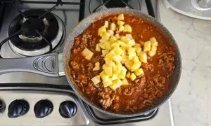 carne macinata con passata di pomodoro e patate