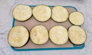 fette di melanzane su teglia