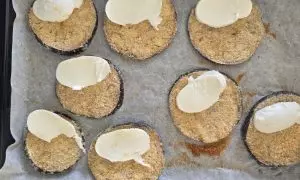 fetta di mozzarella sulla melanzana