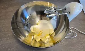 ingredienti in ciotola pronti per essere amalgamati con la frusta