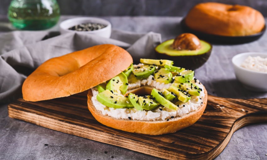 bagel ricotta e avocado