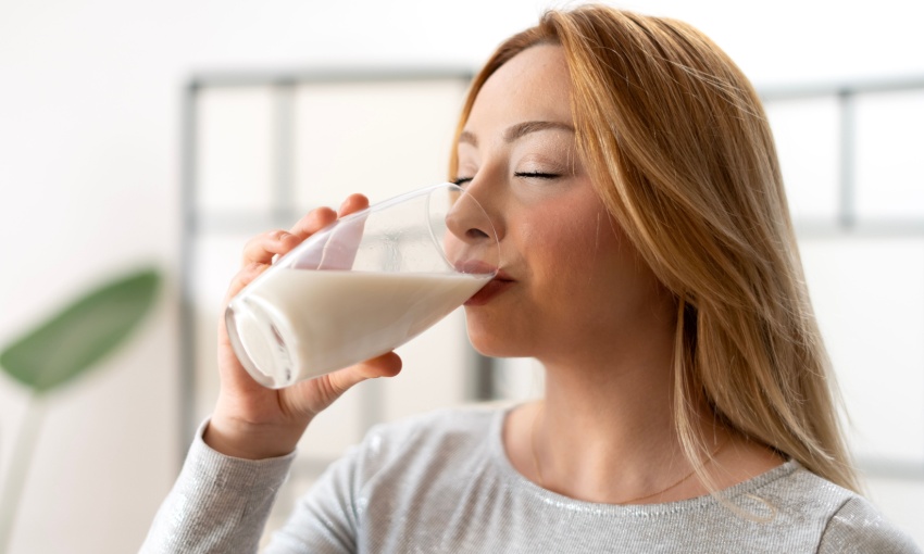 donna che beve un bicchiere di latte