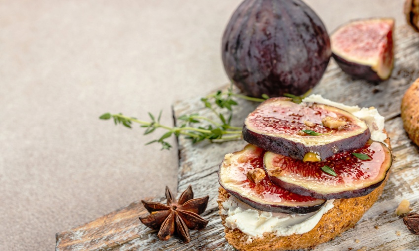 pane noci e fichi e formaggio
