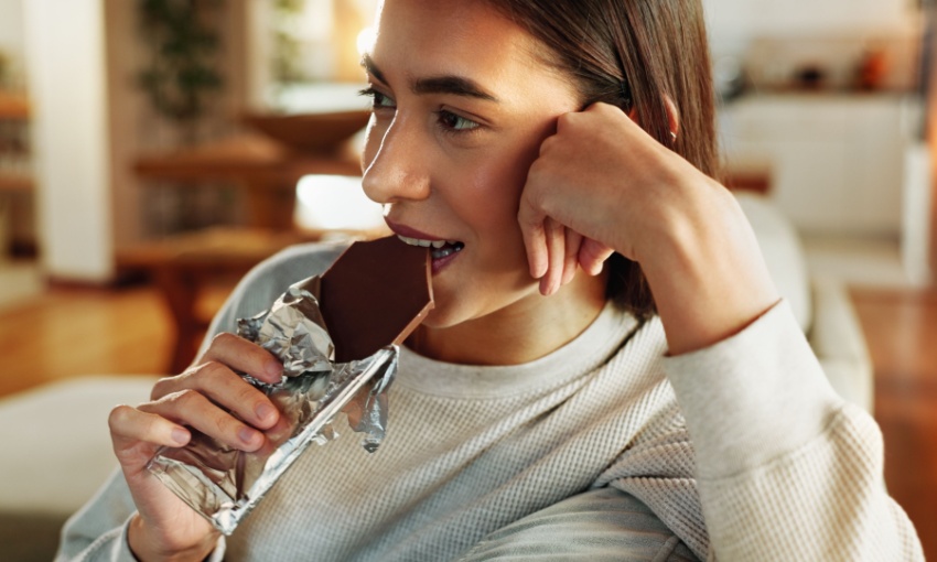 ragazza che mangia cioccolato
