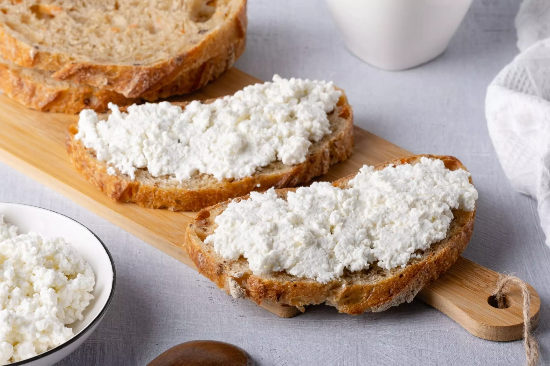 fette di pane con della ricotta spalmata