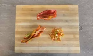 peperoni tagliati e puliti sul tagliere