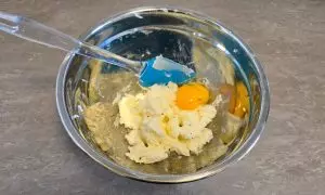 uova aggiunte agli altri ingredienti