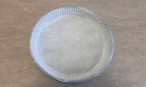 teglia spennellata con burro e farina