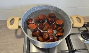 castagne in pentola con acqua