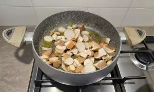 funghi aggiunti alla pentola