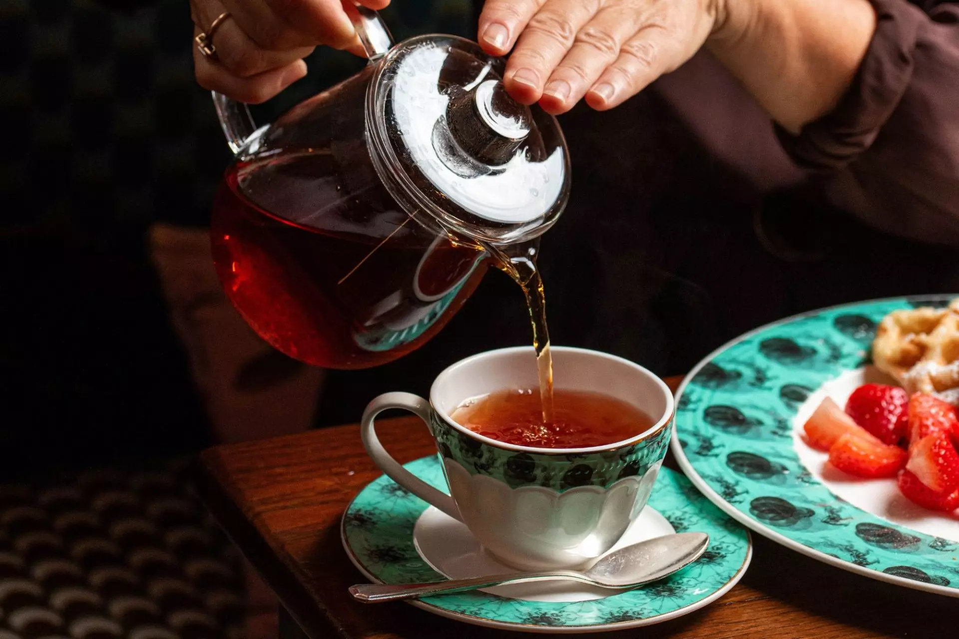 donna che versa del tè in una tazza