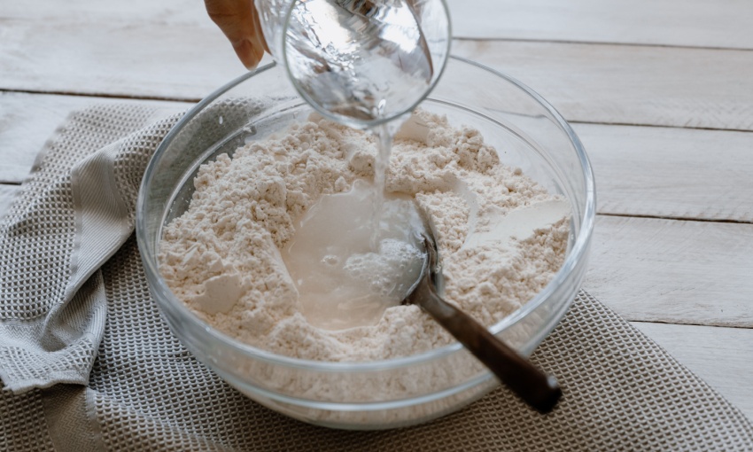 farina e acqua alla temperatura giusta per fare l'autolisi