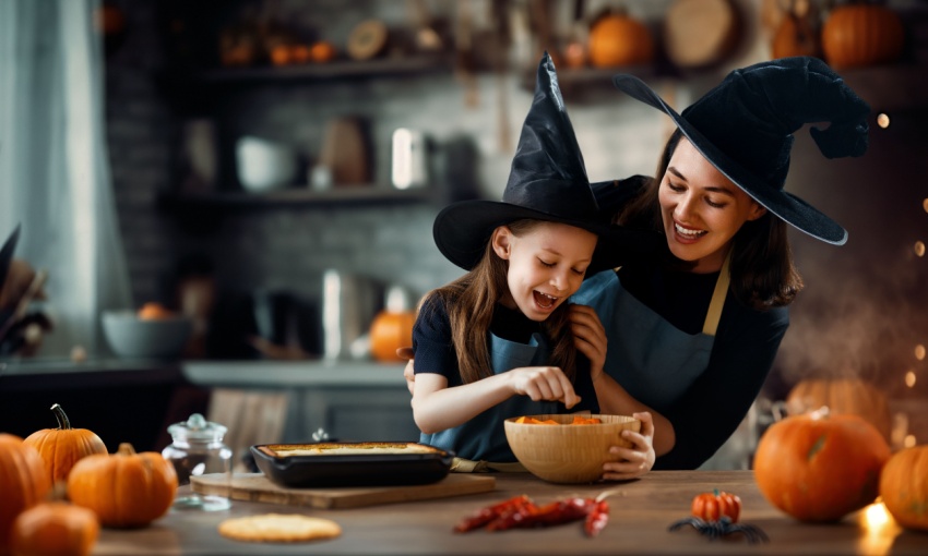 mamma e figlia vestite da streghe