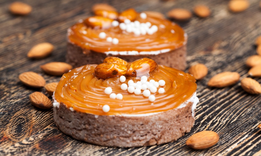 tortino al caramello salato con mandorle