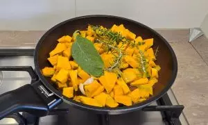 zucca in padella con le erbe aromatiche