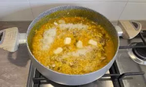 formaggio e burro aggiunto al risotto per la mantecatura