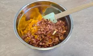 crema di zucca, pancetta rosolata e cipolla