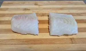 trancio di merluzzo tagliato a metà