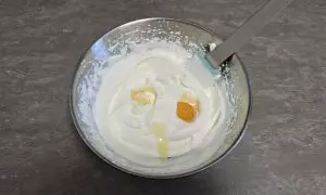 miele ed estratto di vaniglia aggiunto al latte condensato e alla panna