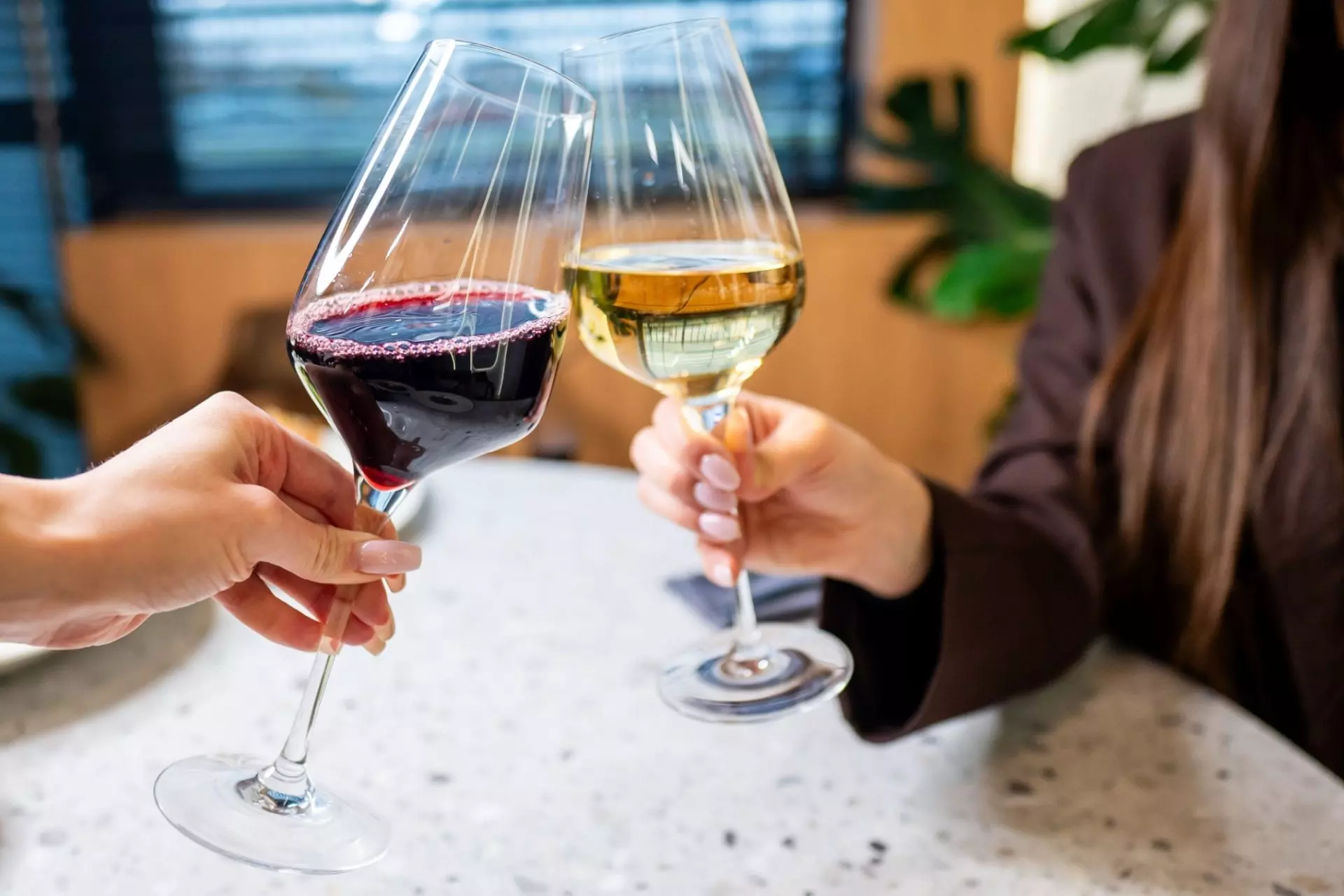 brindisi con due bicchieri di vino con il fondo