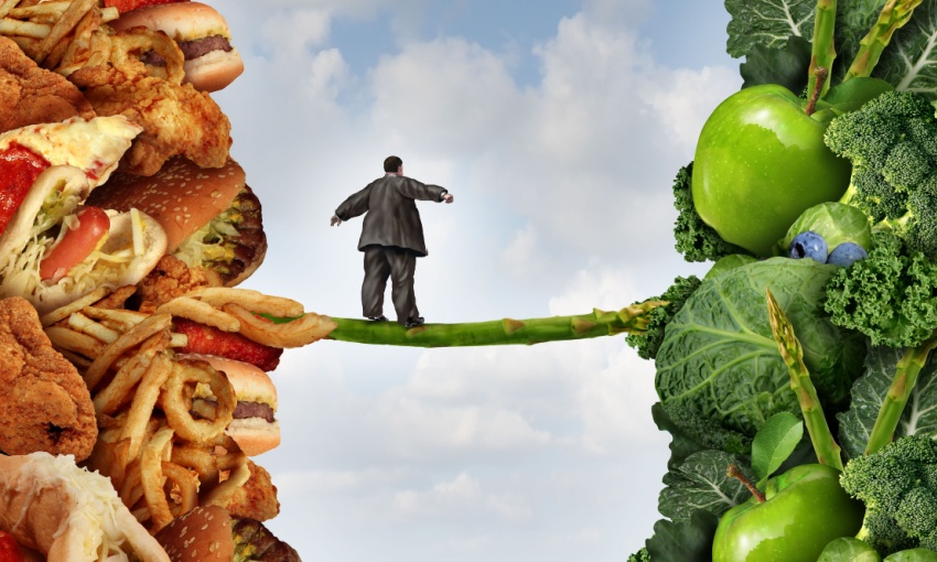 uomo che va verso un'alimentazione più sana