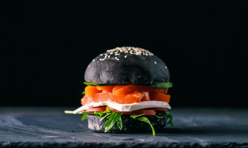 panino al carbone vegetale con il samone