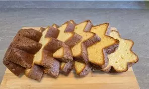 pandoro tagliato a fette orizzontali