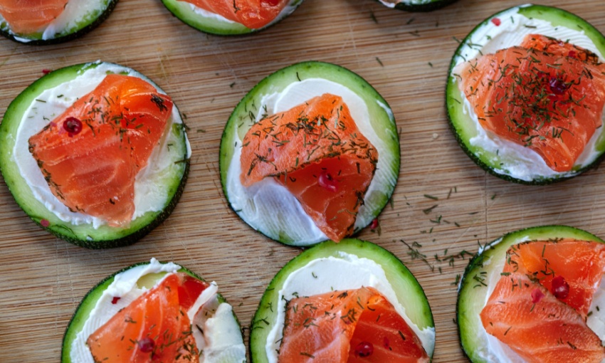 dischetti di cetriolo con salmone e formaggio