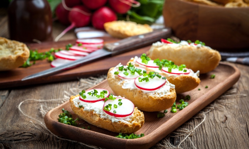 crostini con mousse di ricotta ed erbe