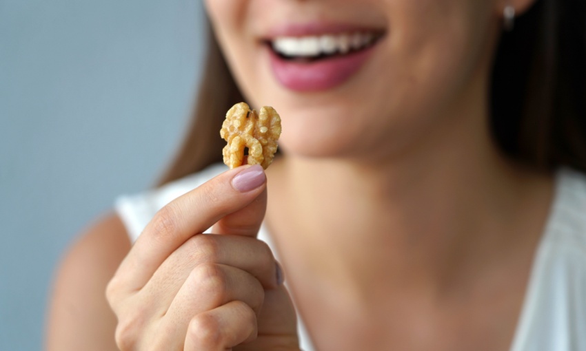 donna che mangia una noce