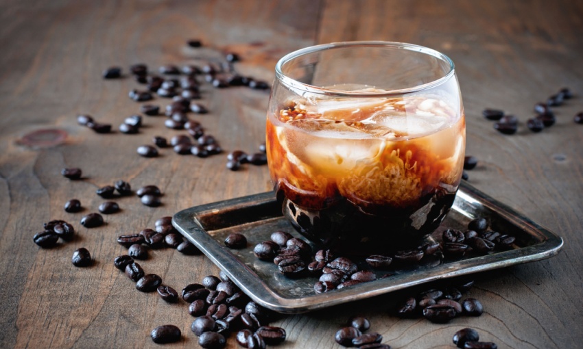 liquore al caffè con ghiaccio