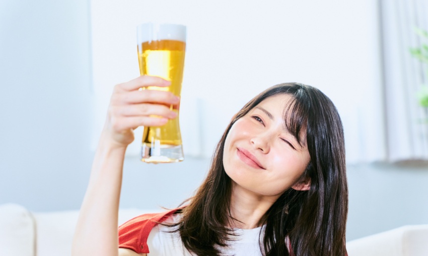 ragazza con una birra in mano