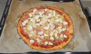 mozzarella e formaggio sulla pizza proteica
