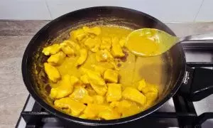 petto di pollo al curry e latte di cocco