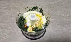 tutti gli ingredienti per fare il pesto di cavolo nero nel mixer