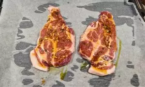 fette di carne marinate e messe su teglia